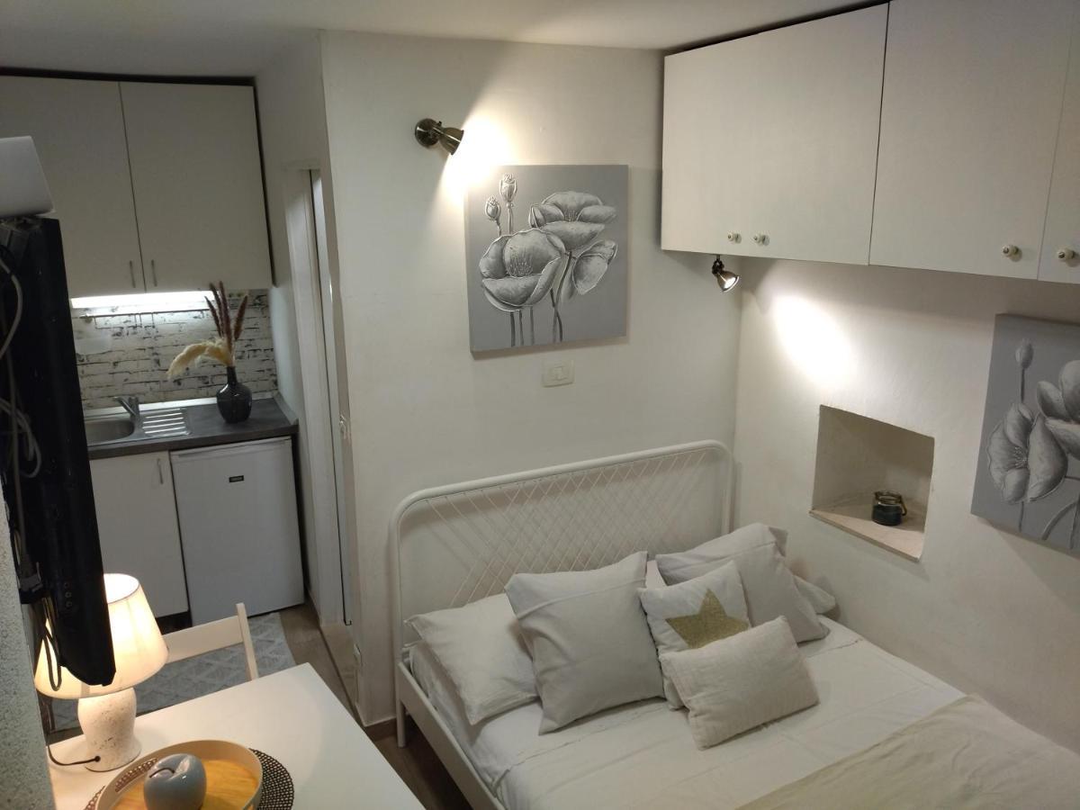 Tiny Studio In City Center Stone House Split Exterior photo