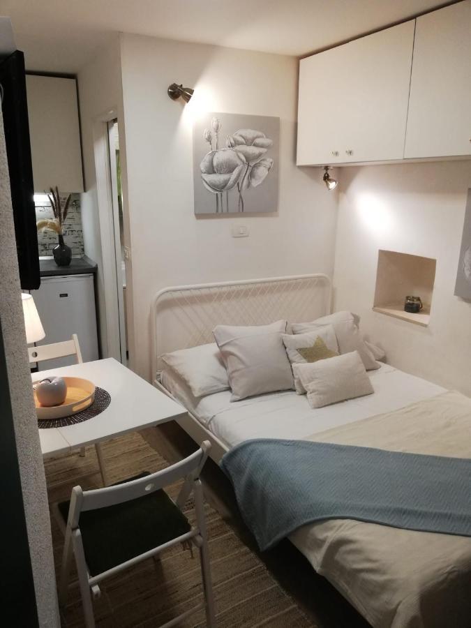 Tiny Studio In City Center Stone House Split Exterior photo