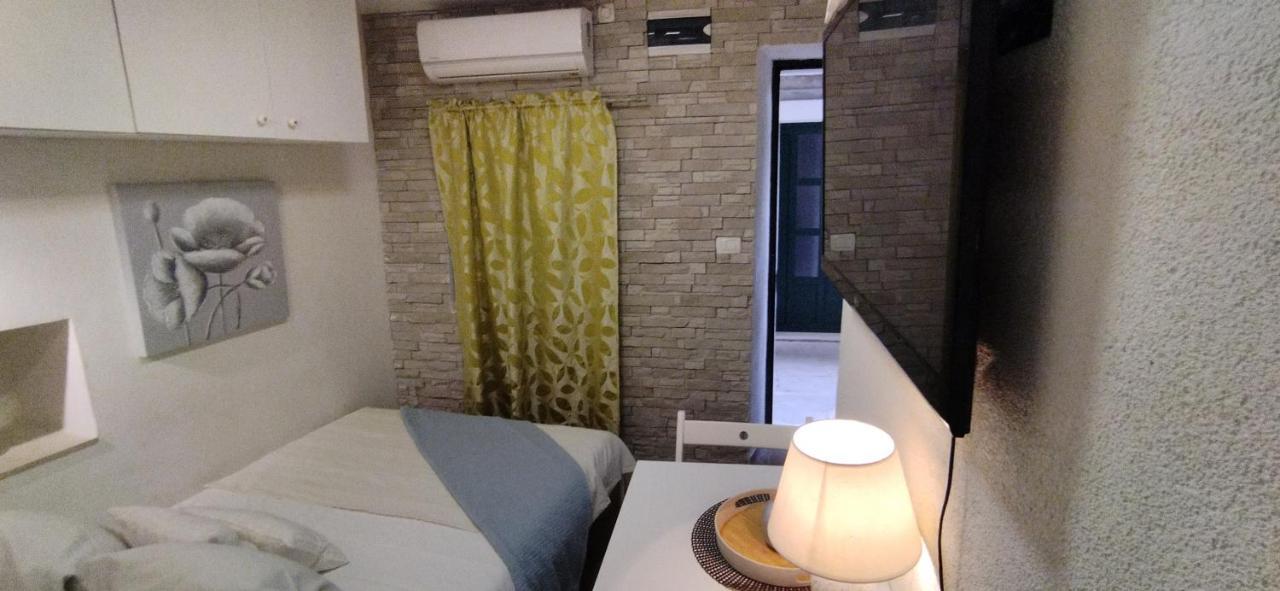 Tiny Studio In City Center Stone House Split Exterior photo